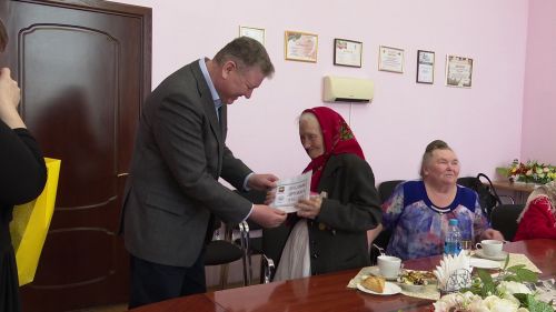 Алмаз Ахметшин подарил трём труженикам тыла подписку на районную газету