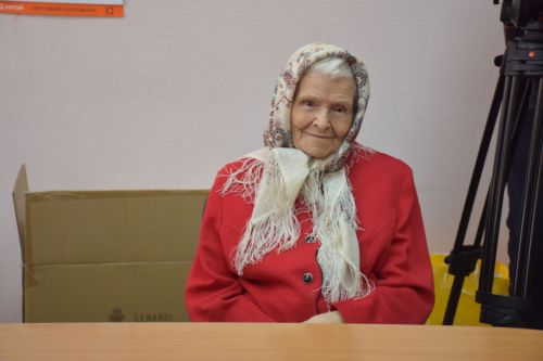 Алмаз Ахметшин подарил трём труженицам тыла подписку на районную газету