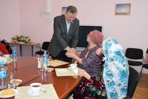 Алмаз Ахметшин подарил трём труженицам тыла подписку на районную газету