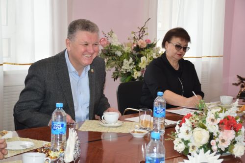 Алмаз Ахметшин подарил трём труженицам тыла подписку на районную газету