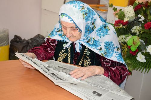 Алмаз Ахметшин подарил трём труженицам тыла подписку на районную газету