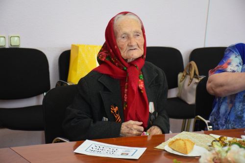Алмаз Ахметшин подарил трём труженицам тыла подписку на районную газету