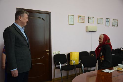 Алмаз Ахметшин подарил трём труженицам тыла подписку на районную газету