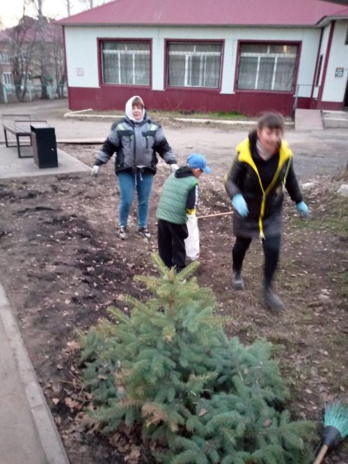 Нурлатцы провели субботник во дворе