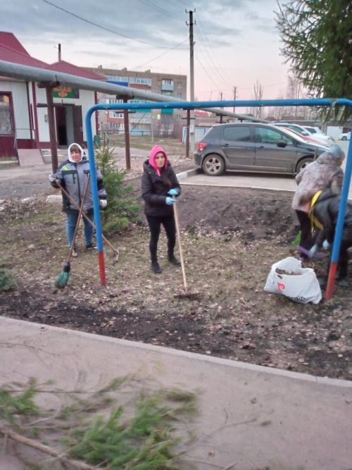 Нурлатцы провели субботник во дворе