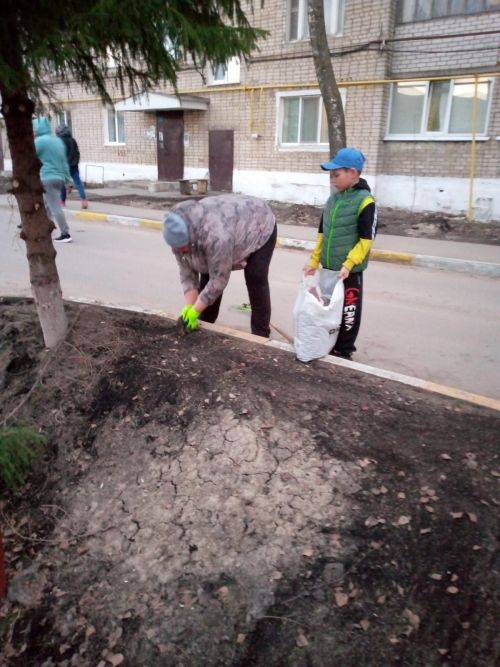 Нурлатцы провели субботник во дворе