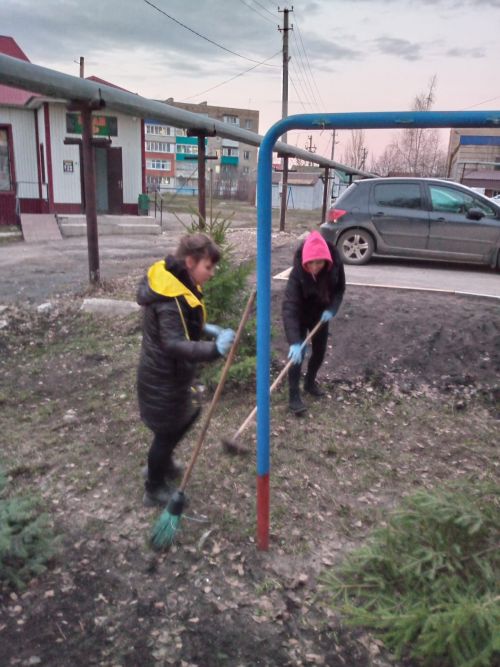 Нурлатцы провели субботник во дворе