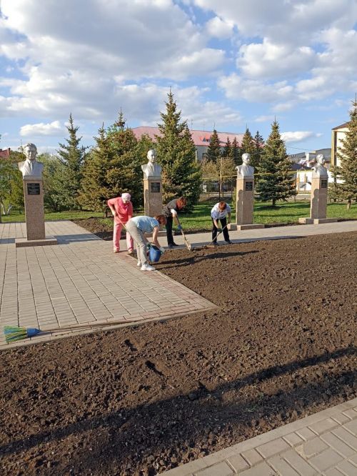 «Серебряные волонтеры» Нурлата провели субботник