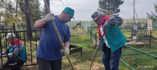Жители деревни Старая Амзя дружно вышли на традиционный субботник