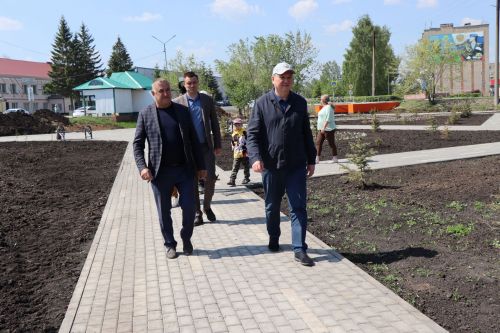 Глава Нурлатского района ознакомился с ходом благоустройства сквера нефтяников «Игелек»
