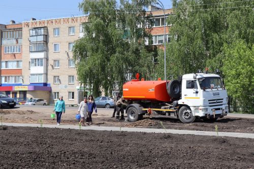 Глава Нурлатского района ознакомился с ходом благоустройства сквера нефтяников «Игелек»