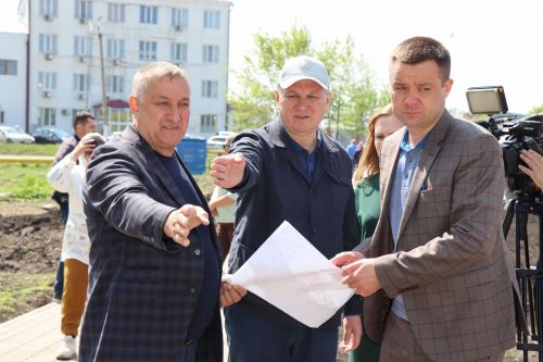 Глава Нурлатского района ознакомился с ходом благоустройства сквера нефтяников «Игелек»