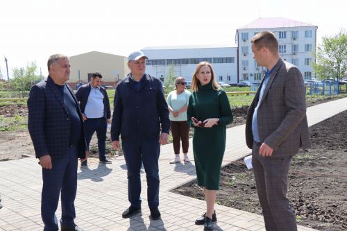 Глава Нурлатского района ознакомился с ходом благоустройства сквера нефтяников «Игелек»