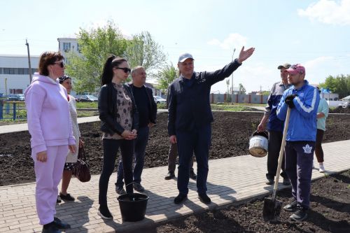 Глава Нурлатского района ознакомился с ходом благоустройства сквера нефтяников «Игелек»
