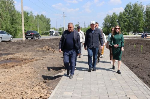 Глава Нурлатского района ознакомился с ходом благоустройства сквера нефтяников «Игелек»