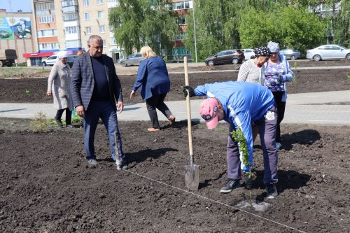 Глава Нурлатского района ознакомился с ходом благоустройства сквера нефтяников «Игелек»