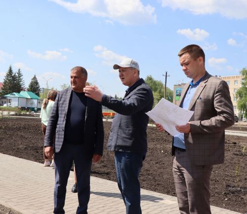 Глава Нурлатского района ознакомился с ходом благоустройства сквера нефтяников «Игелек»
