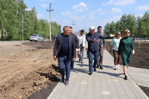 Глава Нурлатского района ознакомился с ходом благоустройства сквера нефтяников «Игелек»
