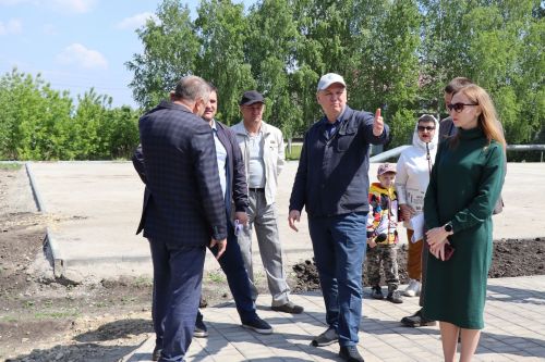 Глава Нурлатского района ознакомился с ходом благоустройства сквера нефтяников «Игелек»