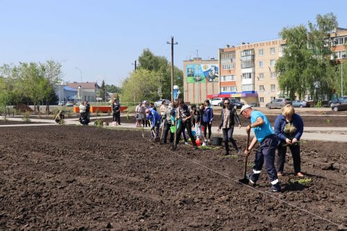 Глава Нурлатского района ознакомился с ходом благоустройства сквера нефтяников «Игелек»