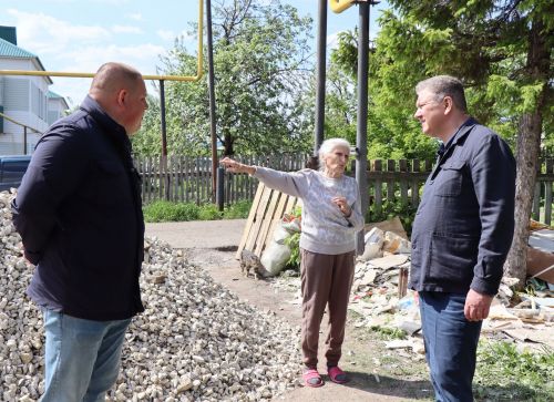 Глава Нурлатского района ознакомился с ходом капремонта врачебной амбулатории в мкр. Сахароваров