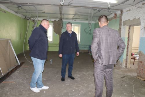 Глава Нурлатского района ознакомился с ходом капремонта врачебной амбулатории в мкр. Сахароваров