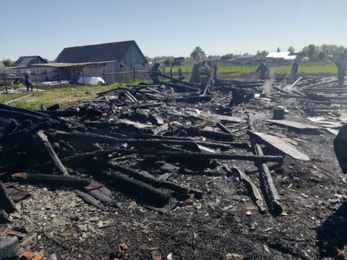 Огонь оставил одного сельчанина без сарая, другого – без бани