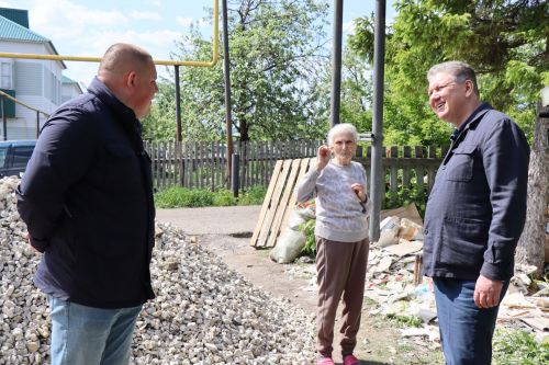 Глава Нурлатского района ознакомился с ходом капремонта врачебной амбулатории в мкр. Сахароваров
