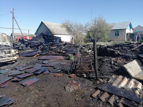 Огонь оставил одного сельчанина без сарая, другого – без бани