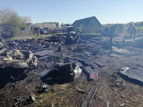 Огонь оставил одного сельчанина без сарая, другого – без бани