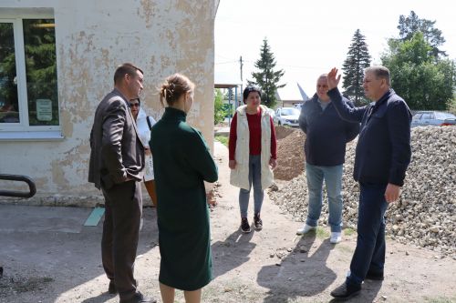 Глава Нурлатского района ознакомился с ходом капремонта врачебной амбулатории в мкр. Сахароваров