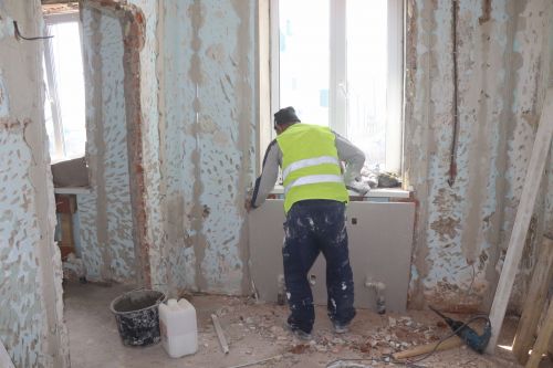 Глава Нурлатского района ознакомился с ходом капремонта врачебной амбулатории в мкр. Сахароваров