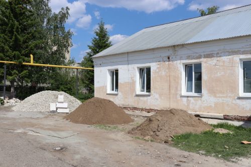 Глава Нурлатского района ознакомился с ходом капремонта врачебной амбулатории в мкр. Сахароваров