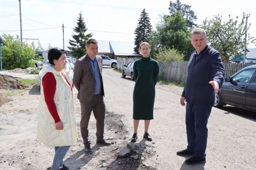 Глава Нурлатского района ознакомился с ходом капремонта врачебной амбулатории в мкр. Сахароваров