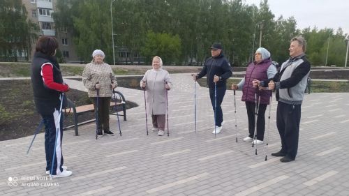 Нурлатцы 60+ отмечают День скандинавской ходьбы