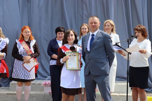 Для 195 выпускников Нурлатского района прозвенел последний звонок