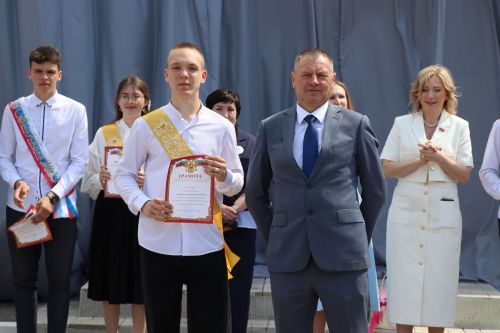 Для 195 выпускников Нурлатского района прозвенел последний звонок