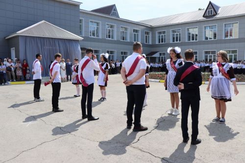 Для 195 выпускников Нурлатского района прозвенел последний звонок