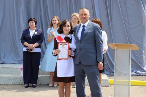 Для 195 выпускников Нурлатского района прозвенел последний звонок