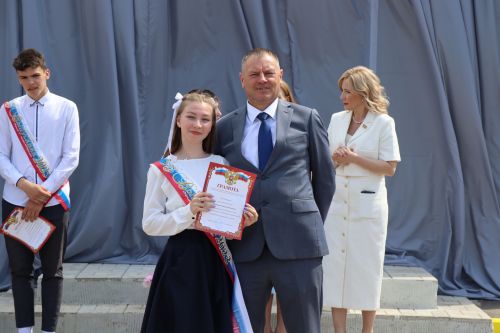 Для 195 выпускников Нурлатского района прозвенел последний звонок