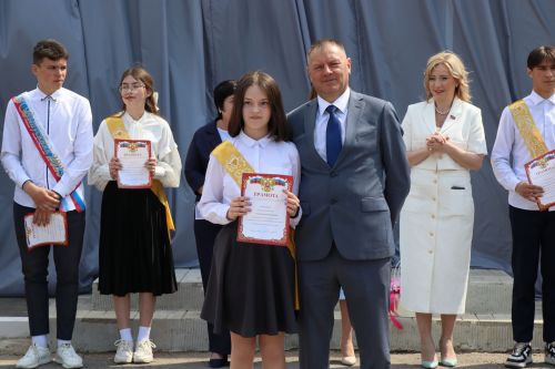 Для 195 выпускников Нурлатского района прозвенел последний звонок