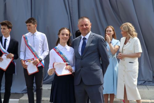 Для 195 выпускников Нурлатского района прозвенел последний звонок