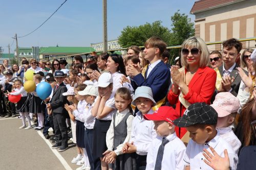 Для 195 выпускников Нурлатского района прозвенел последний звонок