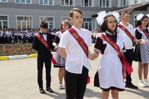 Для 195 выпускников Нурлатского района прозвенел последний звонок