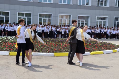 Для 195 выпускников Нурлатского района прозвенел последний звонок