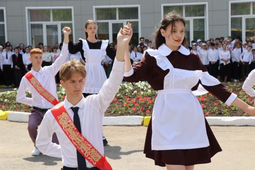 Для 195 выпускников Нурлатского района прозвенел последний звонок