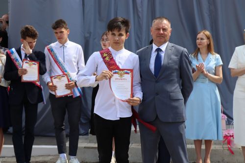 Для 195 выпускников Нурлатского района прозвенел последний звонок