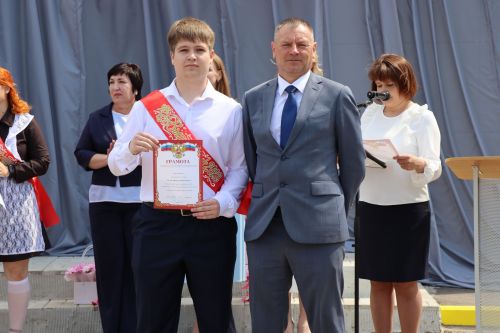 Для 195 выпускников Нурлатского района прозвенел последний звонок