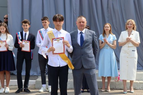 Для 195 выпускников Нурлатского района прозвенел последний звонок