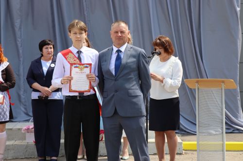 Для 195 выпускников Нурлатского района прозвенел последний звонок